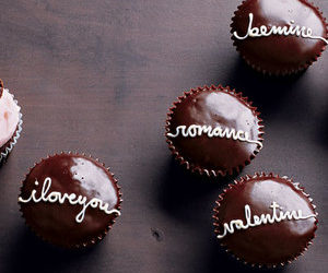 Martha Stewart’s Handwritten Valentine Cupcakes