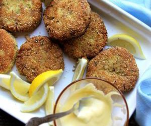 Almond-Flour Crab Cakes With Lemon Aioli