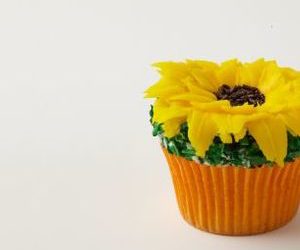 Giant Sunflower Cupcakes