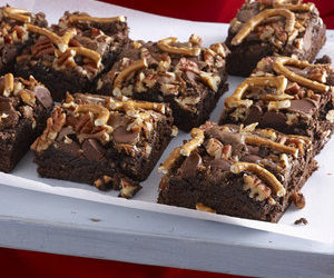 Brownies with Dulce de Leche, Pecans and Pretzels