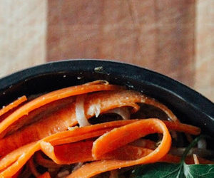 SPICY PEANUT SOBA NOODLES WITH VEGGIES recipes