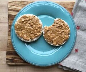 Rice Cakes with Peanut Butter